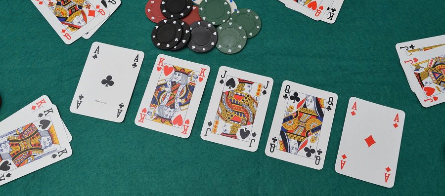 Tựa game Poker - tựa game yêu cầu người chơi duy trì sự tập trung tối đa.